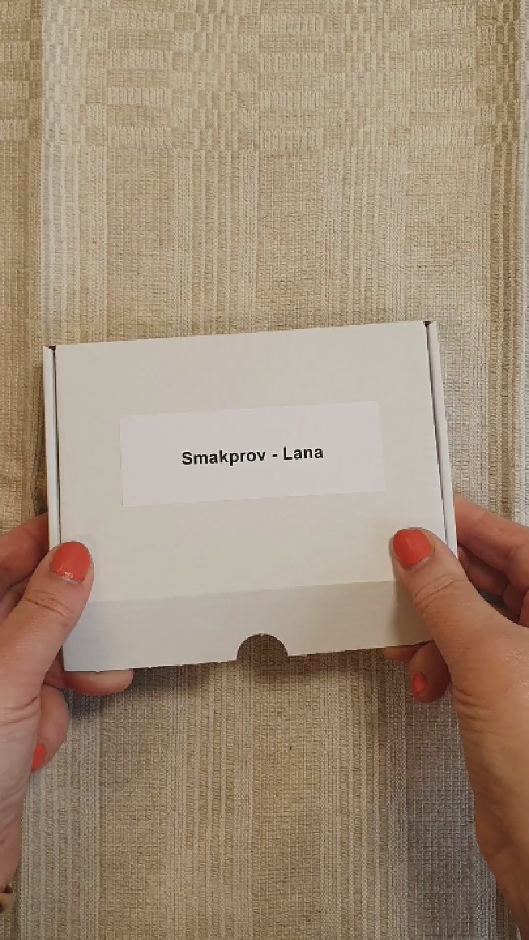 Exempel hur en låda med Smakprov - Lana kan se ut. Obs - Innehållet i varje låda är unik. Tidformera