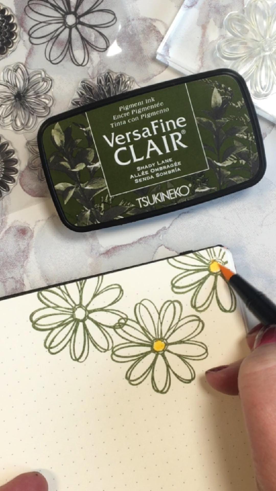 Video som visar alla färger på VersaFine Clair stämpeldynor. I slutet på videon ser vi hur man kan måla över stämplade ytan utan missfärgning.