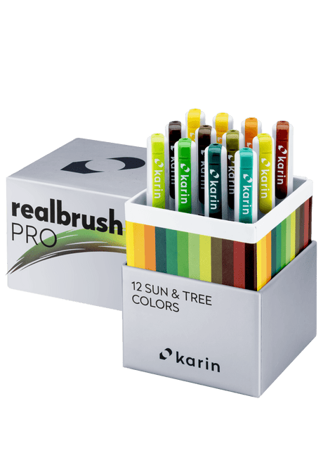 Realbrush PRO 12-pack - Sun & Tree colors från Karin. 12 penselpennor i förpackning. Pennorna har naturfärger i gult, grönt och brunt.  - Tidformera