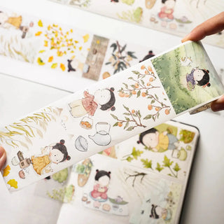 Sticker Washi Tape - Pre - cut - Childhood Chimes - 65 mm från Washi Tape Shop. En rulle utdraget för att visa motiv med barn i olika miljöer. - Tidformera