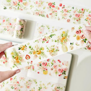 Sticker Washi Tape - Pre - cut - Summer Blossom - 60 mm från Washi Tape Shop. En rulle utdragen för att visa de somriga och blommiga motiven på klistermärken. - Tidformera