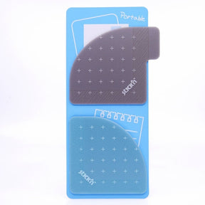 Sticky pocket Självhäftande fickor från  Stick'n. Förpackning med självhäftande plastfickor som är grå och blå. Indexflikar finns på de grå fickorna. - Tidformera