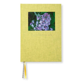 Trädgårdsdagbok från Paperstyle - Gul anteckningsbok med syrenblommor på en bild - Tidformera