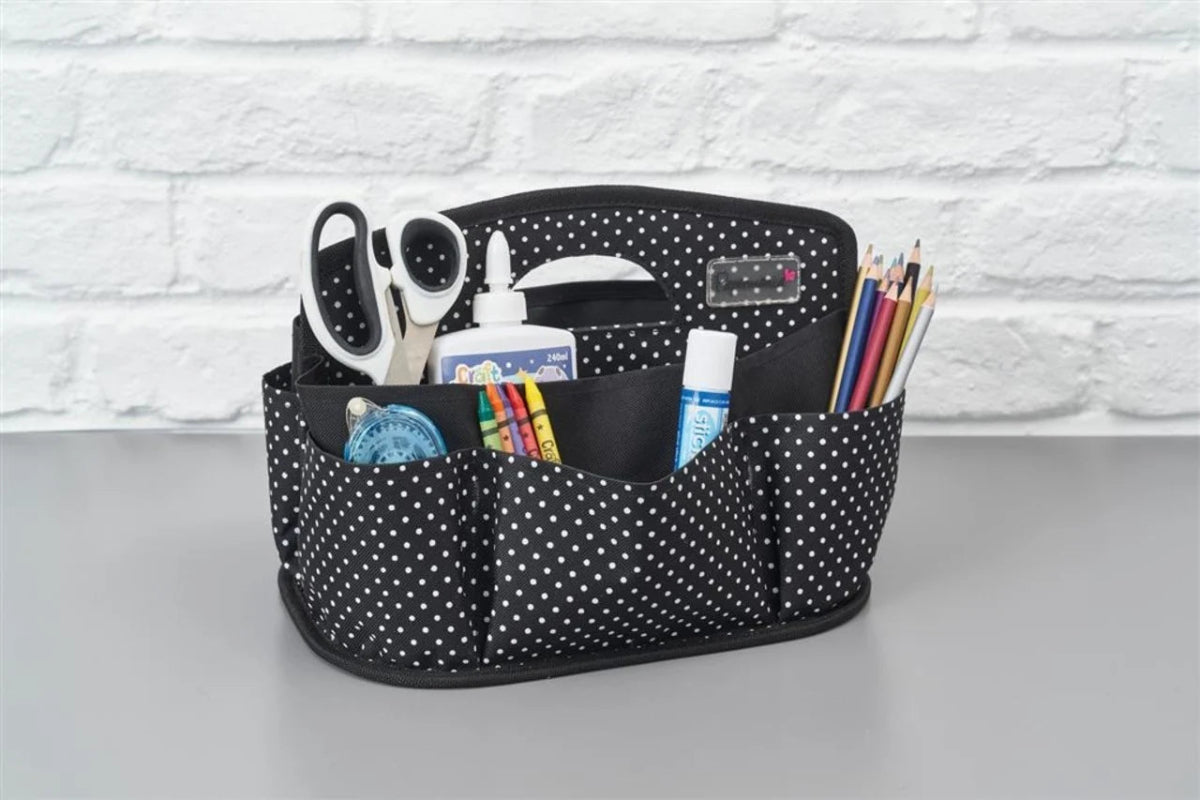 Väska - Craft Storage Caddy Liquorice Dot från Docrafts Papermania. Svart väska med vita prickar. Väskan har många fack och är full med pennor, sax, lim och kritor.  Tidformera