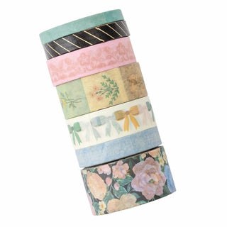 Sju dekorationstejp står i en hög. Motiv med mönster, blommor och rosetter.
Washi tape 7-pack Maggie Holmes - Parasol från American Crafts - Tidformera