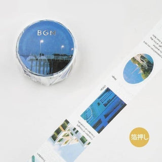 Washi tape Color city - Blue från BGM. En rulle washi tape och nedan är utrullad så att motiv syns. Foton med ett tema av blått. Byggnader. - Tidformera
