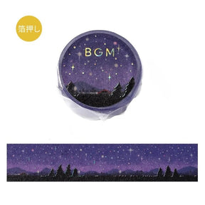 Mörklila dekorationstejp med landskapssilhuett och stjärnhimmel. Washi Tape - Dreamscape - Starry sky från BGM - Tidformera