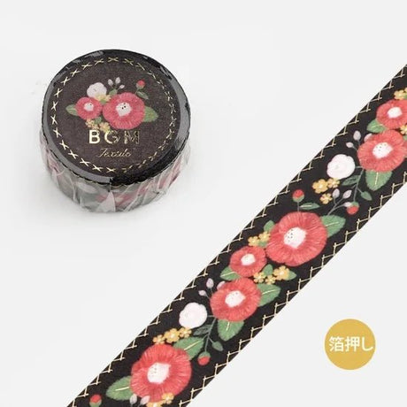 Svart dekorationstejp med röd blommor. Motivet ser ut som det är broderi. Washi Tape Embroidered Ribbon - Camellia från BGM - Tidformera