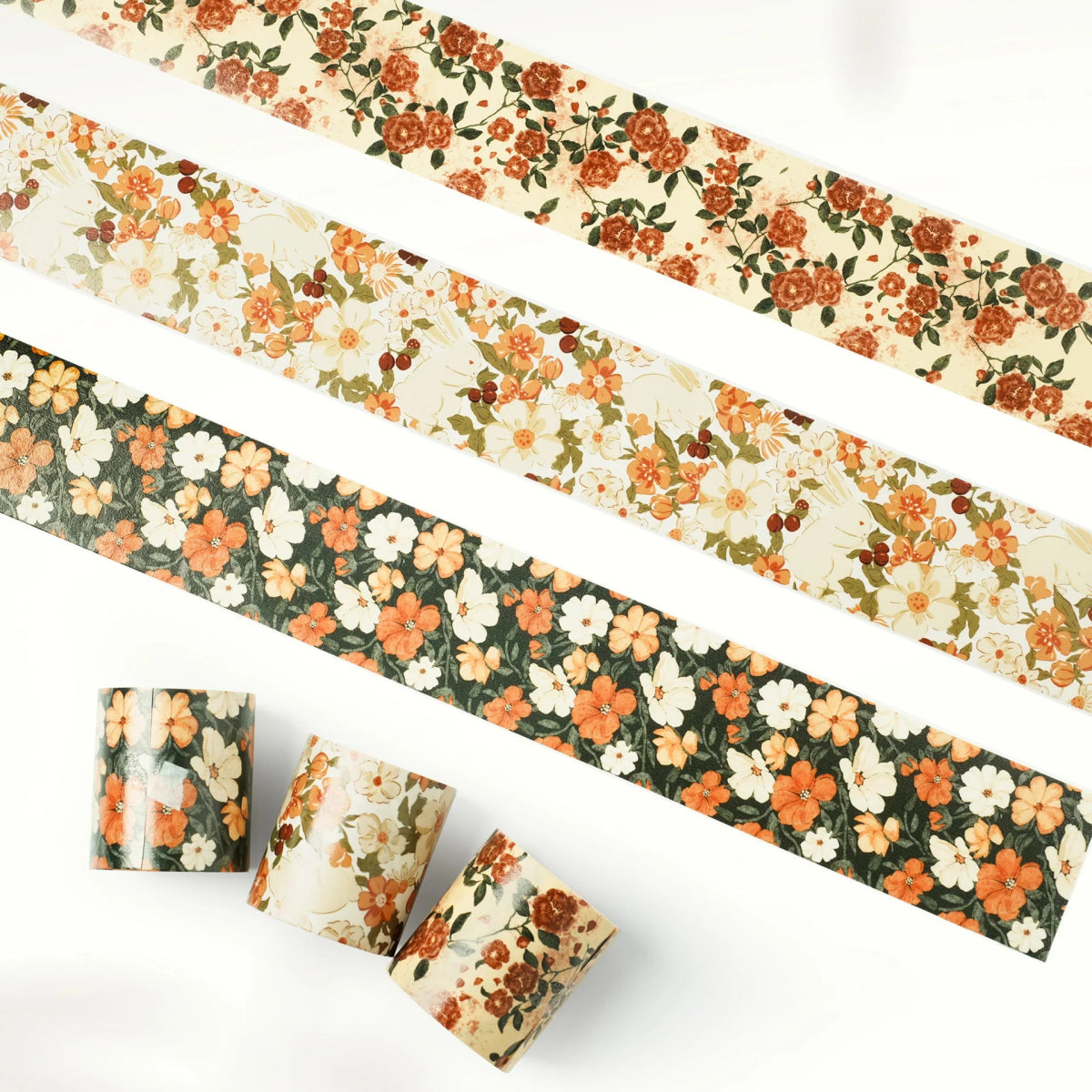 3 rullar med blommig washi tape rullar t rost från The Washi Tape Shop. Blommorna är i orange / rostiga färger.  Rustic Camellia washi tape 3-pack. - Tidformera