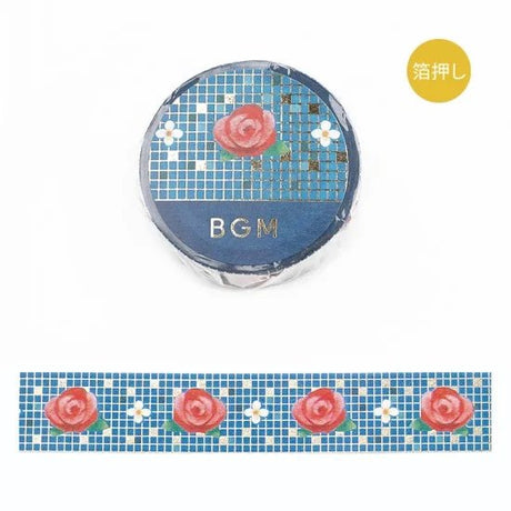 Washi Tape Tile Art - Rose från BGM. En dekorationstejp ocu under utrullad där motiv syns. Röda rosor mot en blå bakgrund. I utformning att det är kakelplattor. - Tidformera