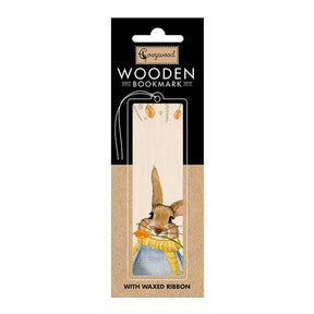 Bokmärke i trä med en kanin som har tröja och halsduk. Wooden bookmark - Rabbit från Cozywood - Tidformera