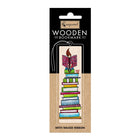 Bokmärke i trä med en liten flicka som läser där hon sitter på en stor hög med böcker i olika färger. Wooden bookmark - Reader från Cozywood - Tidformera