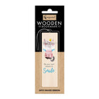 Bokmärke i trä med en katt som har krona på huvudet. Den har texten Be your own reason to smile. Wooden bookmark - The Majesty från Cozywood - Tidformera