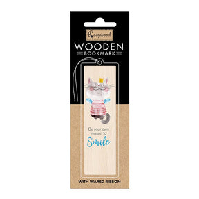 Bokmärke i trä med en katt som har krona på huvudet. Den har texten Be your own reason to smile. Wooden bookmark - The Majesty från Cozywood - Tidformera