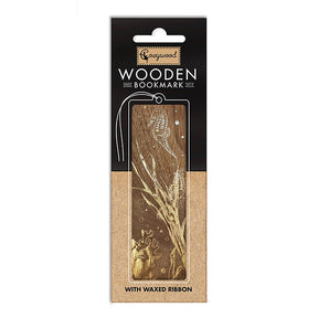 Bokmärke i trä med sjöhäst och sjögräs som motiv i guld. Wooden bookmark - The seahorses från Cozywood - Tidformera