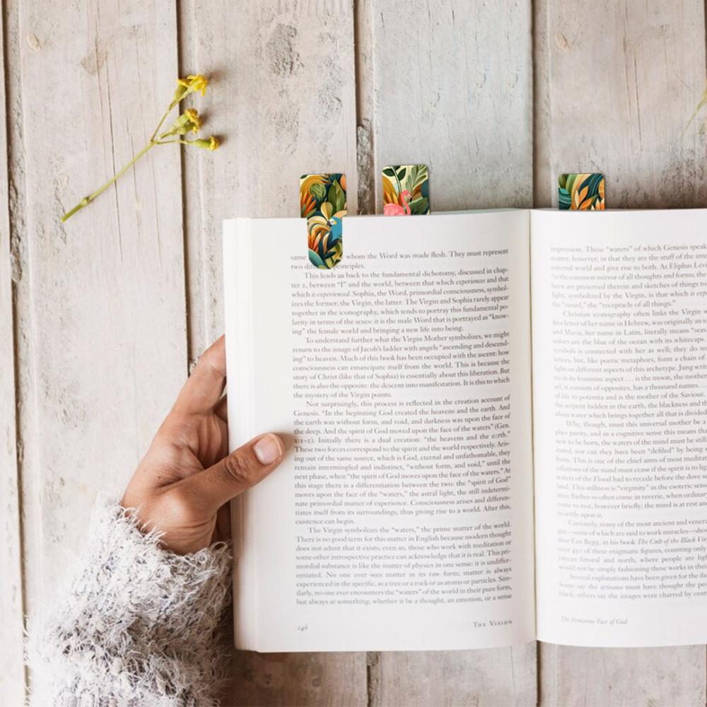 Små bokmärken i trä som används i en bok. Wooden Booktags - Artdeco från Cozywood - Tidformera