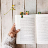 Små bokmärken i trä som används i en bok. Wooden Booktags - Artdeco från Cozywood - Tidformera