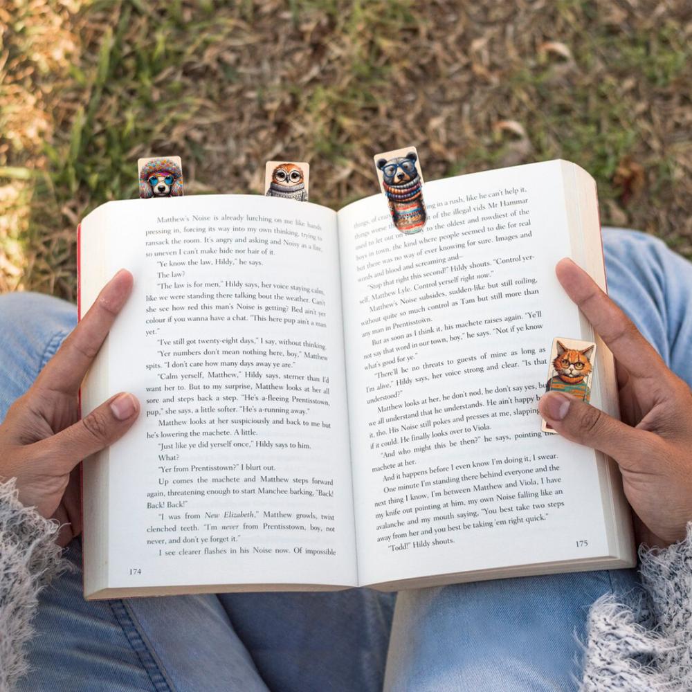 Små träbokmärken med sagolika djur på. Bokmärken visas på upplagen bok. Wooden Booktags - The heroes of the stories från Cozywood - Tidformera